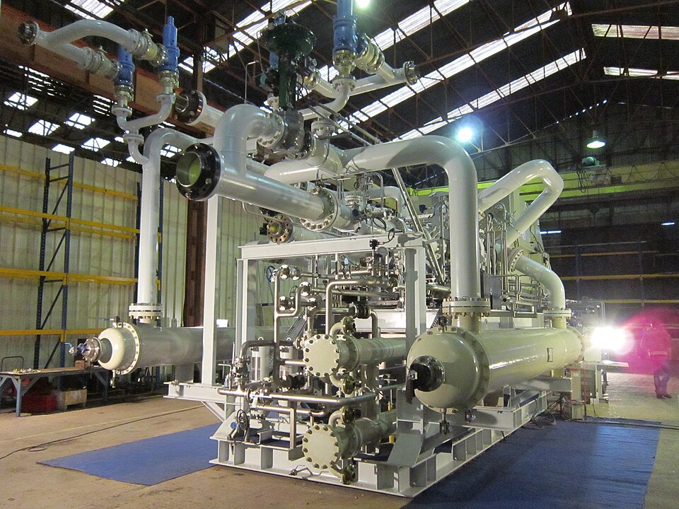 Compresseur centrifuge industriel sur châssis, avec tuyauteries et auxiliaires ; photo d’illustration.