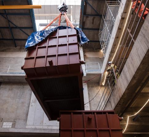 Levage des équipements à la centrale Volta